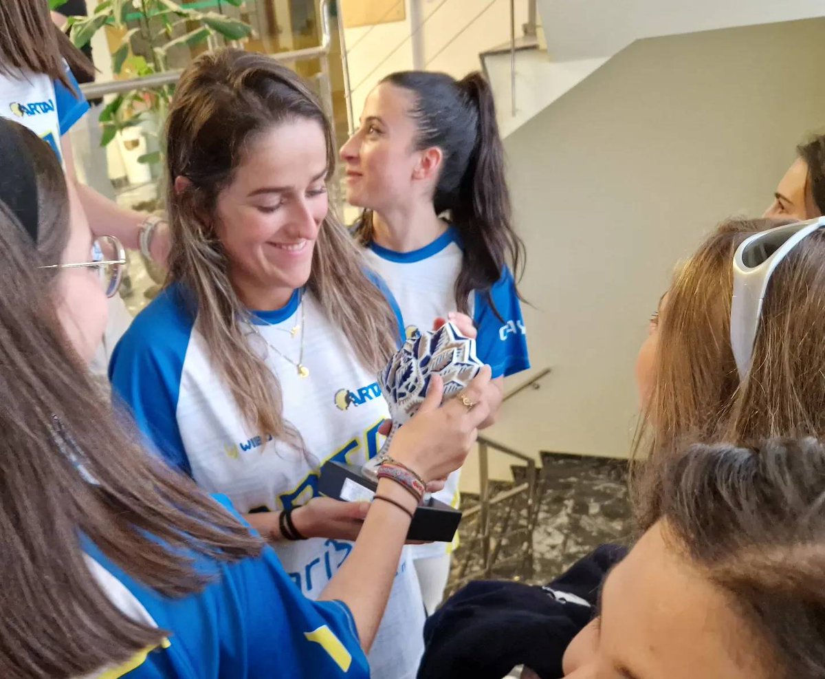 Así celebramos o ascenso do Artai senior feminino á Primeira Autonómica, todo un logro que ben merecía a recepción que veñen de ofrecer o alcalde, Evencio Ferrero, e do concelleiro de Deportes, Daniel Pérez, a estas grandes embaixadoras de Carballo. Moitos parabéns!