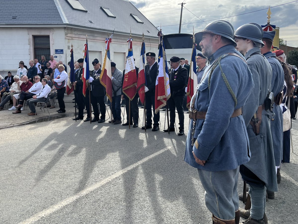 carnel_cathy's tweet photo. Remembering the men of the Bradford and Leeds Pals on the anniversary of the eve of the Battle of the Somme. https://t.co/OCLZrD8Jns