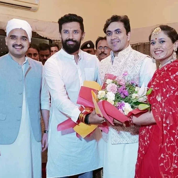 im_arun_patel04's tweet image. आज राष्ट्रीय अध्यक्ष आदरणीय श्री #Chiragpaswan जी ने जमुई में पूर्व केंद्रीय मंत्री स्व.दिग्विजय सिंह जी एवं पूर्व सांसद आदरणीया श्रीमती पुतुल कुमारी जी की सुपुत्री सुश्री मानसी जी के विवाह उपरांत वर-वधु स्वागत समारोह में शामिल होकर नव-दाम्पत्य जीवन की बधाई दी!! #lokjansaktiparty