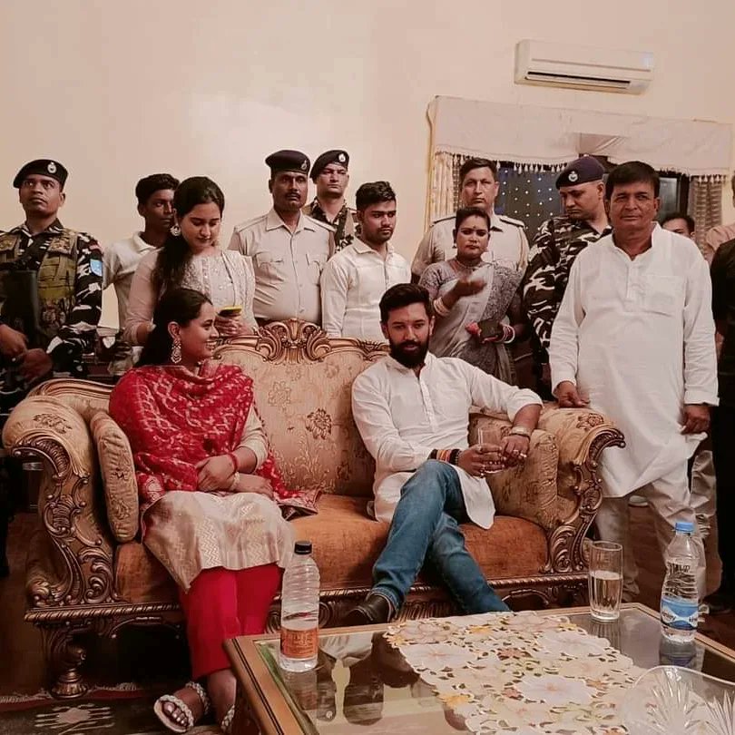 im_arun_patel04's tweet image. आज राष्ट्रीय अध्यक्ष आदरणीय श्री #Chiragpaswan जी ने जमुई में पूर्व केंद्रीय मंत्री स्व.दिग्विजय सिंह जी एवं पूर्व सांसद आदरणीया श्रीमती पुतुल कुमारी जी की सुपुत्री सुश्री मानसी जी के विवाह उपरांत वर-वधु स्वागत समारोह में शामिल होकर नव-दाम्पत्य जीवन की बधाई दी!! #lokjansaktiparty