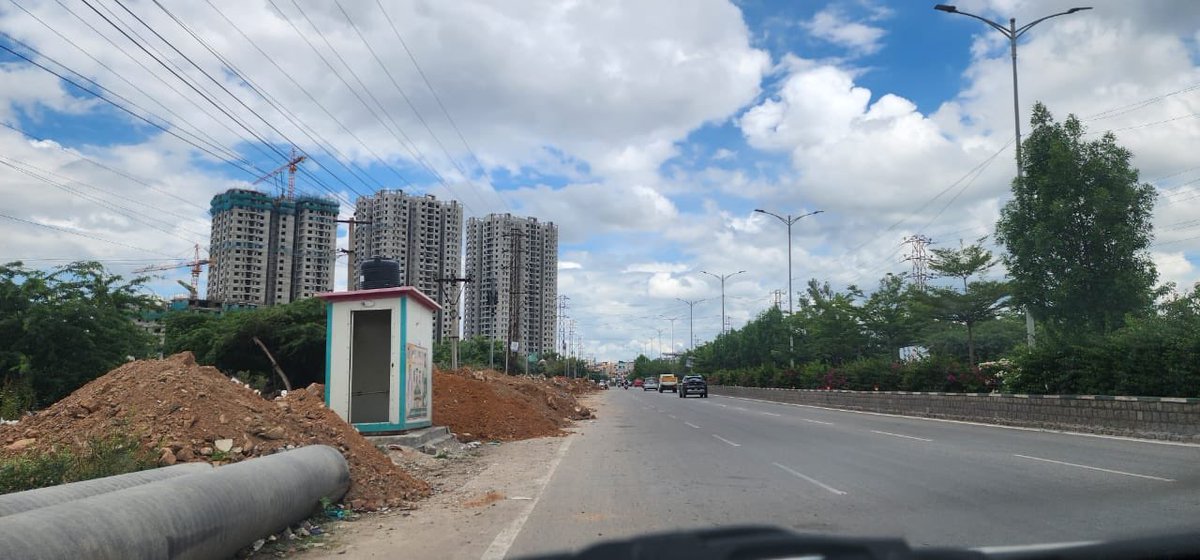 Nithin0892's tweet photo. ⁦@GHMCOnline⁩ ⁦@CommissionrGHMC⁩ ,
Gopanpally- Gowlidoddi stretch has become dumpyard. Lot of mud is dumped on the road between NIAB and Jayabheri Nirvana. Please take some action 🙏 https://t.co/KnTSa2urXS