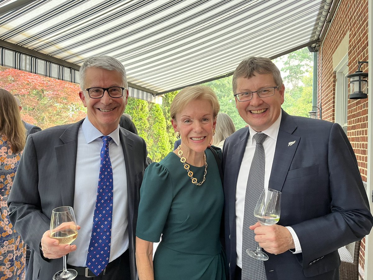 Strong friendships are meant to last. Like the friendship between the USA and New Zealand.  And like my friendship with these two superb New Zealand diplomats.  🇳🇿🇺🇸