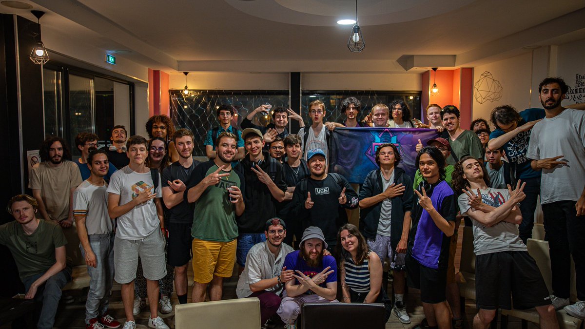 TLS_LastStock's tweet photo. Oxyzz remporte l'édition anniversaire du Stock o'Clock et en ressort le seul invaincu ! Joyeux anniversaire 🥳

🏆 @_Oxyzz
🥈 @ElfoLimar
🥉 @HumblestMaster
4⃣ @BMS_Shuunx7
5⃣ @TaLinEshSSB &amp; Rhubarbe
7⃣ @Evolt12312 &amp; Yatta

Bracket : https://t.co/3arQgMuUq7

📸 par @KekProd https://t.co/JtyvyF4Yjg