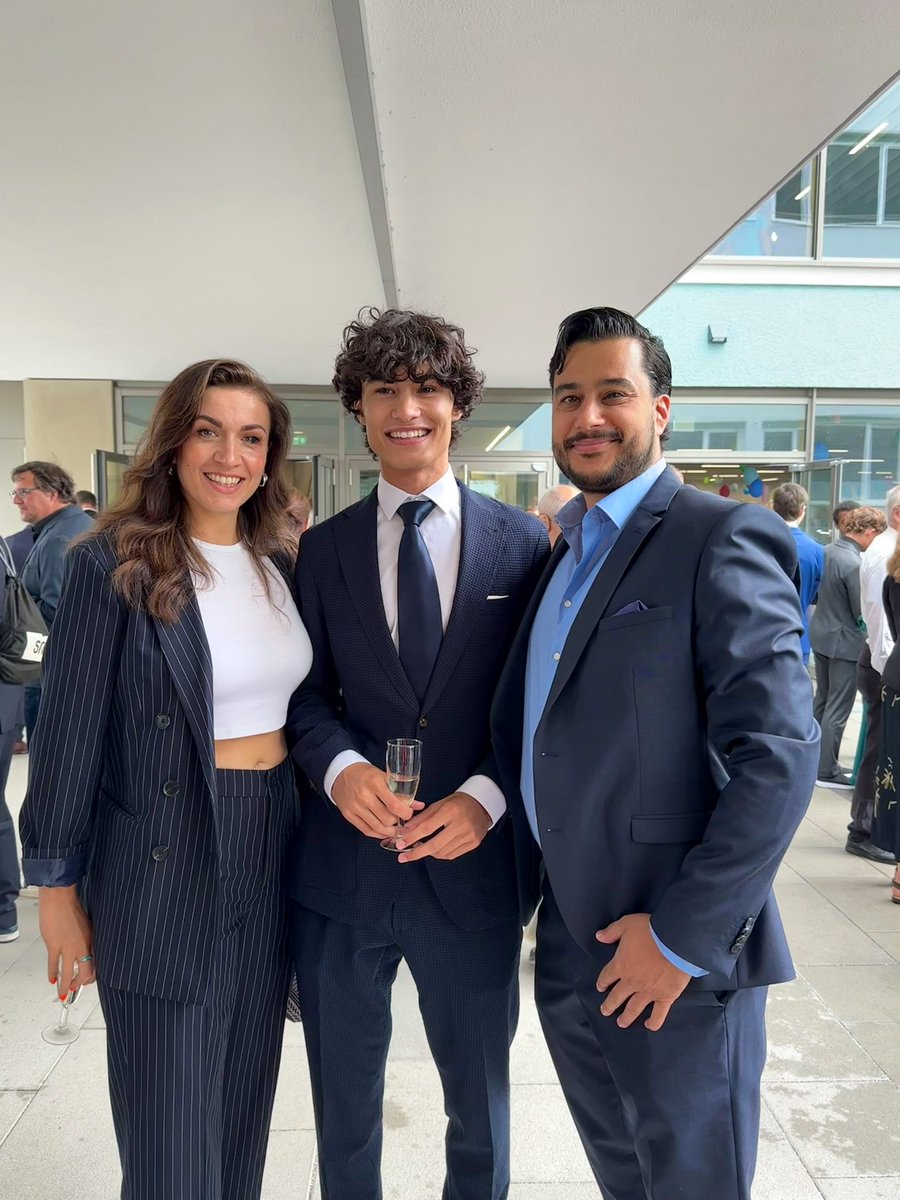 Ich war 19, als wir erfahren haben, dass ich ungeplant schwanger bin. 
Ich war 25, als wir festgestellt haben, dass unsere Ehe nicht funktioniert.
Ich bin 38 und wir feiern zusammen mit unserem Sohn sein Abitur. 

Es muss nicht alles nach Plan laufen, um am Ende perfekt zu sein.