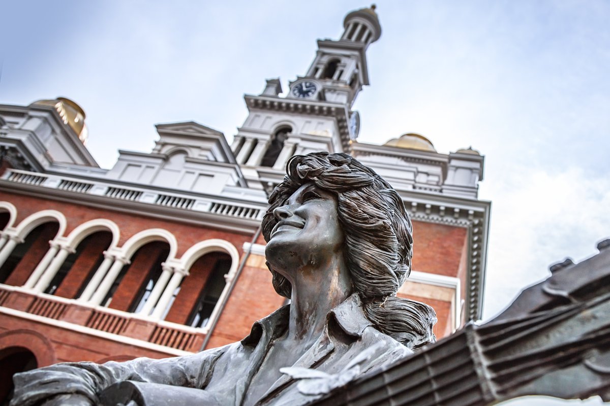 🚨 Elvis and Dolly fans, stop scrolling! 🚨 Take a journey across Tennessee on our fully-escorted The Ultimate Elvis Presley and Dolly Parton Experience tour in partnership with @tnvacation This nine-day musical pilgrimage allows you - swiy.co/EeQz