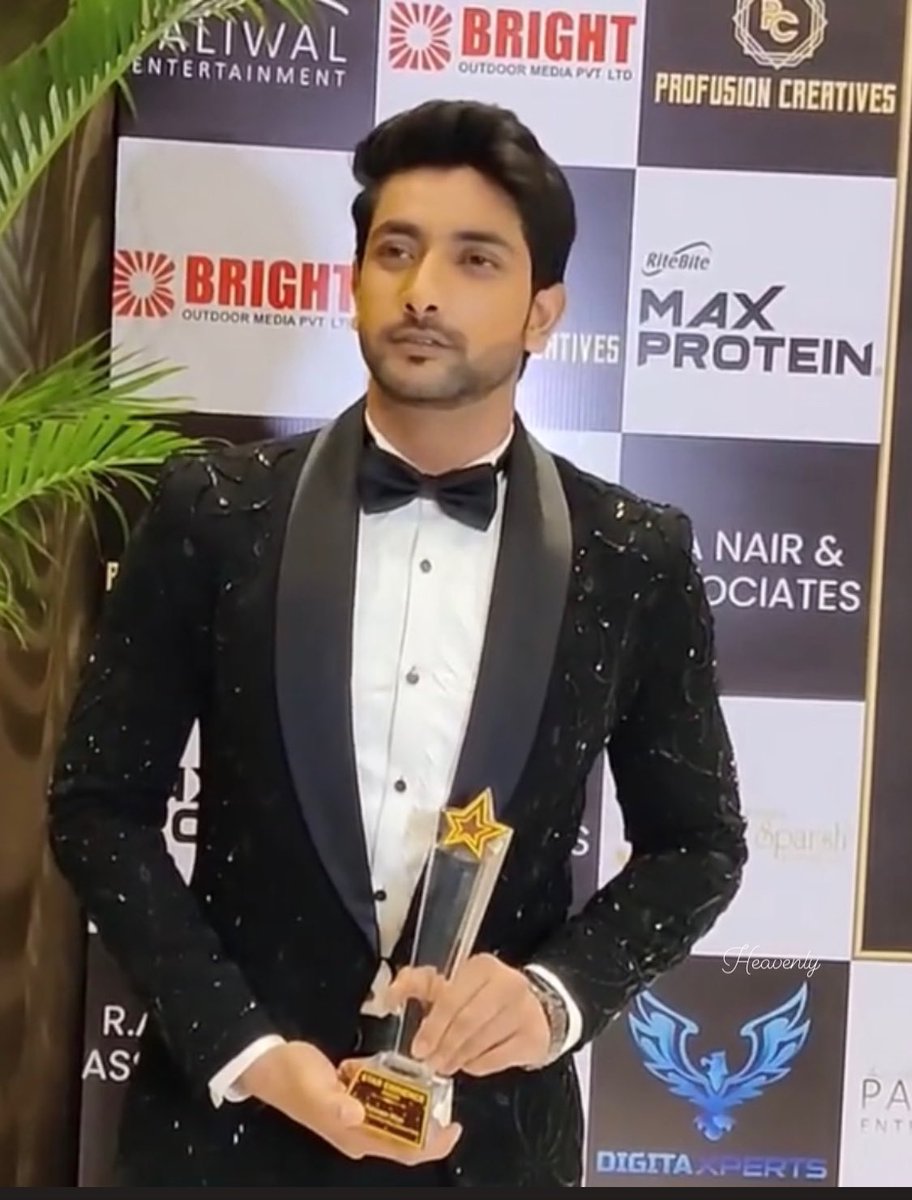 heavenly01234's tweet photo. A beautiful journey from winning hearts to awards, this man proved it yet again, when hard work, dedication and passion is put together with all your heart, Sky is not the limit🤌🏼

Keep touching sky &amp; beyond!

The best actor, 
The Phenomenal 💙#fahmaankhan
#StarEminenceaward2023 https://t.co/mvcRsI7WD4