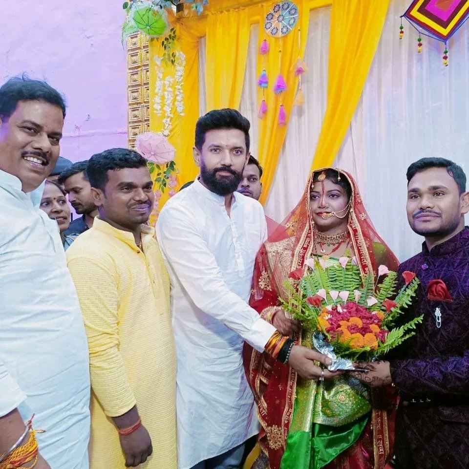 im_arun_patel04's tweet image. आज जमुई में श्री नीरज साह जी के भाई के विवाह उपरांत वर-वधु स्वागत समारोह में सम्मिलित होकर नव दाम्पत्य जीवन की बधाई देने पहुंचे लोक जनशक्ति पार्टी (रा.) के राष्ट्रीय अध्यक्ष आदरणीय श्री Chirag Paswan  जी
#Bihar1st_Bihari1st #biharkachirag #lokjansaktiparty #ljpbihar #ChiragPaswan