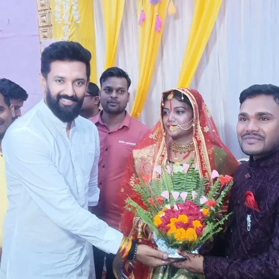 im_arun_patel04's tweet image. आज जमुई में श्री नीरज साह जी के भाई के विवाह उपरांत वर-वधु स्वागत समारोह में सम्मिलित होकर नव दाम्पत्य जीवन की बधाई देने पहुंचे लोक जनशक्ति पार्टी (रा.) के राष्ट्रीय अध्यक्ष आदरणीय श्री Chirag Paswan  जी
#Bihar1st_Bihari1st #biharkachirag #lokjansaktiparty #ljpbihar #ChiragPaswan