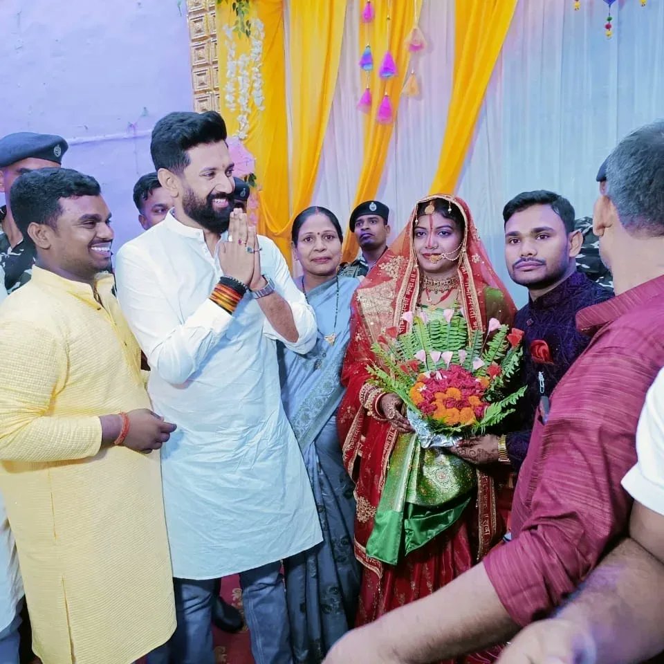im_arun_patel04's tweet image. आज जमुई में श्री नीरज साह जी के भाई के विवाह उपरांत वर-वधु स्वागत समारोह में सम्मिलित होकर नव दाम्पत्य जीवन की बधाई देने पहुंचे लोक जनशक्ति पार्टी (रा.) के राष्ट्रीय अध्यक्ष आदरणीय श्री Chirag Paswan  जी
#Bihar1st_Bihari1st #biharkachirag #lokjansaktiparty #ljpbihar #ChiragPaswan