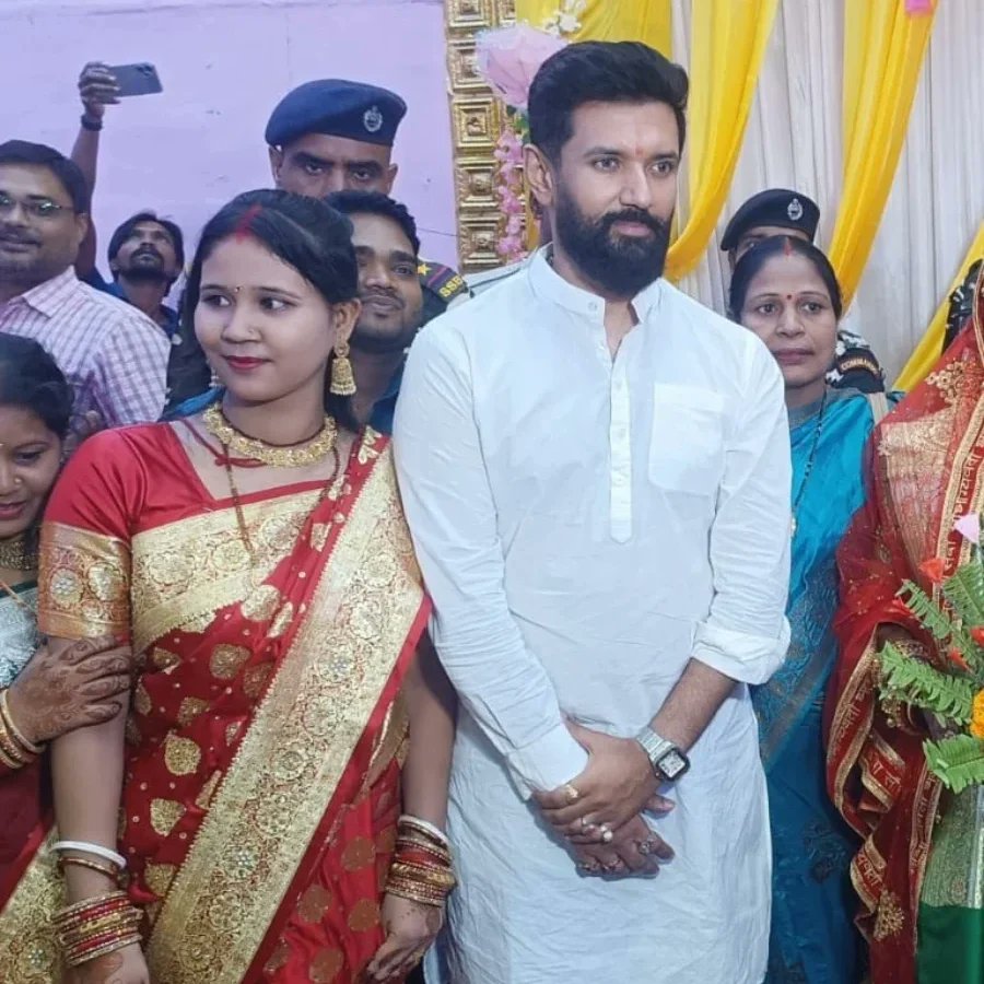 im_arun_patel04's tweet image. आज जमुई में श्री नीरज साह जी के भाई के विवाह उपरांत वर-वधु स्वागत समारोह में सम्मिलित होकर नव दाम्पत्य जीवन की बधाई देने पहुंचे लोक जनशक्ति पार्टी (रा.) के राष्ट्रीय अध्यक्ष आदरणीय श्री Chirag Paswan  जी
#Bihar1st_Bihari1st #biharkachirag #lokjansaktiparty #ljpbihar #ChiragPaswan