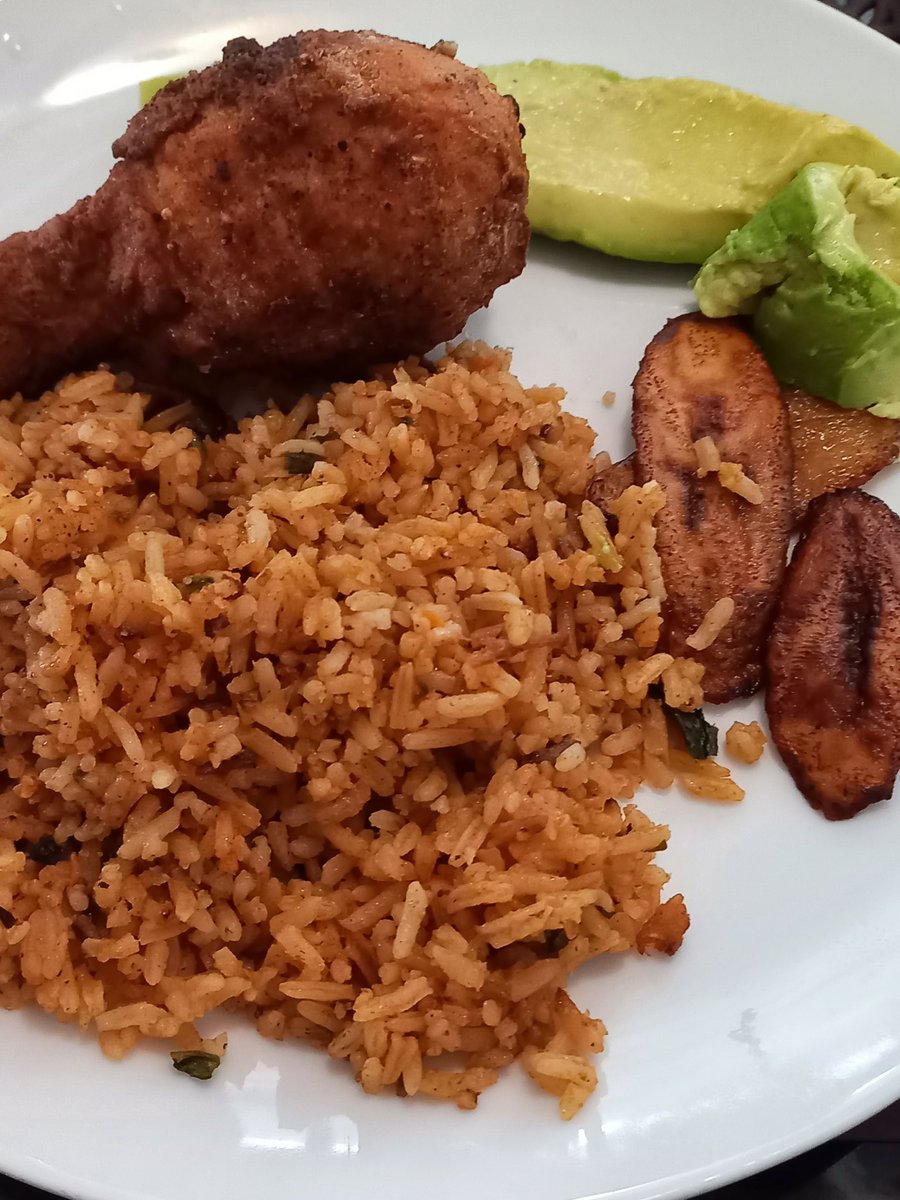 bcsarmiento's tweet photo. Hoy me gané el premio mayor a la comida más descombinada del año... misma #cajafuerte 🤣🤣

Arroz colorao con perfume de coco y camaroncito seco, pollo frito,tajadas y aguacate.... #elesposito hasta que peló los ojos... 🙈🙈🤣🤣😳😳

#susalabao #rayasycuadros #queloca #nocombina https://t.co/sFXNZFYOX5