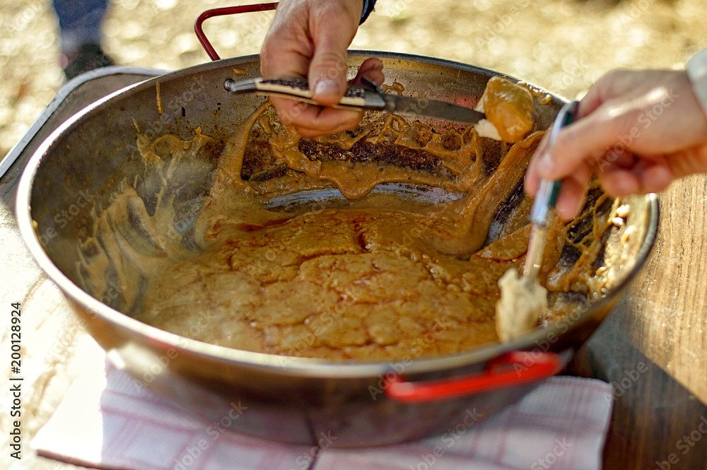 elzurrondsancho's tweet photo. Comer las gachas en la misma sartén es una forma de honrar la tradición y de sentir el calor de la comida y de la compañía.Significa  solidaridad y fraternidad entre las personas que participan en el ritual de las gachas manchega https://t.co/vk6K7zLQ8J