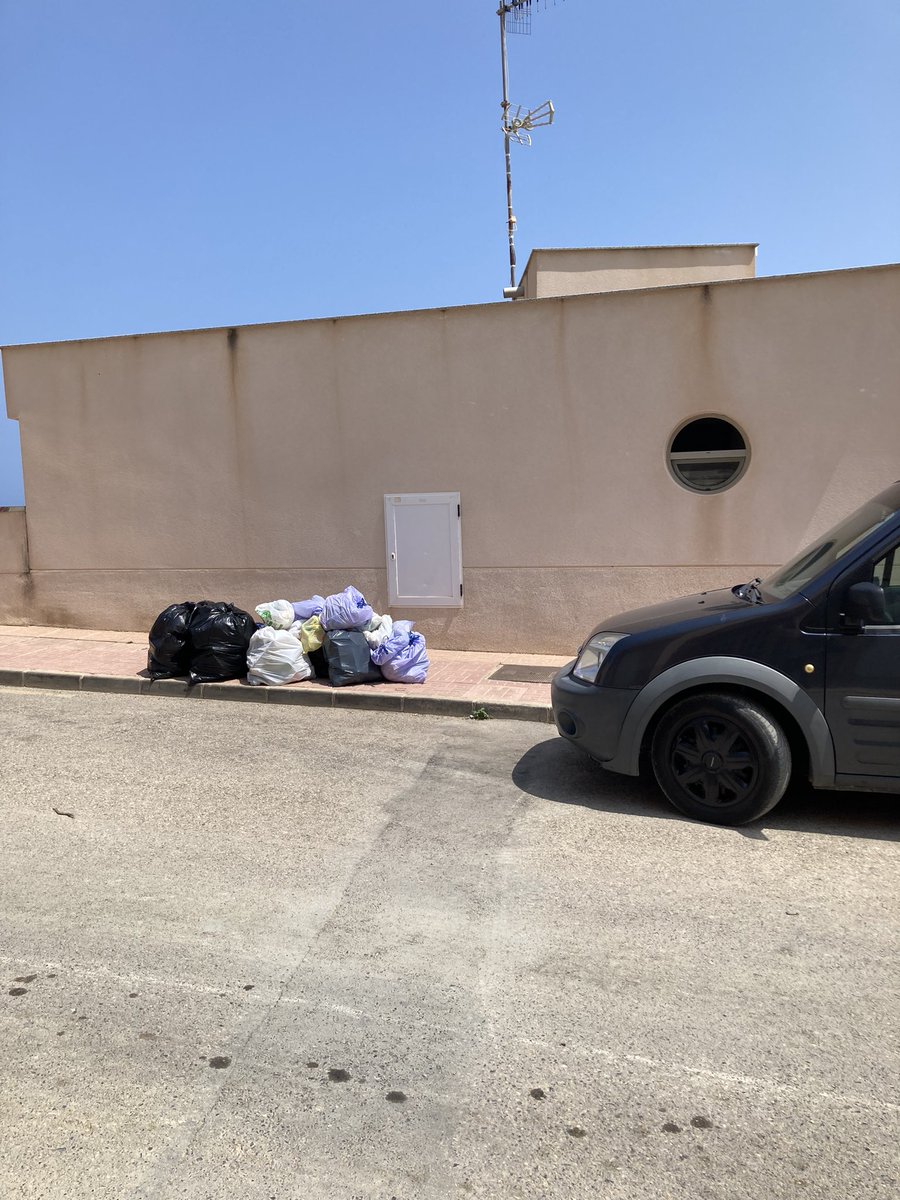 jmloreb's tweet photo. En este caso de que hay cerdos sueltos en la calle Juan Goytisolo la incidencia es de limpieza o de la protectora de animales? https://t.co/LSoBgtnkmZ