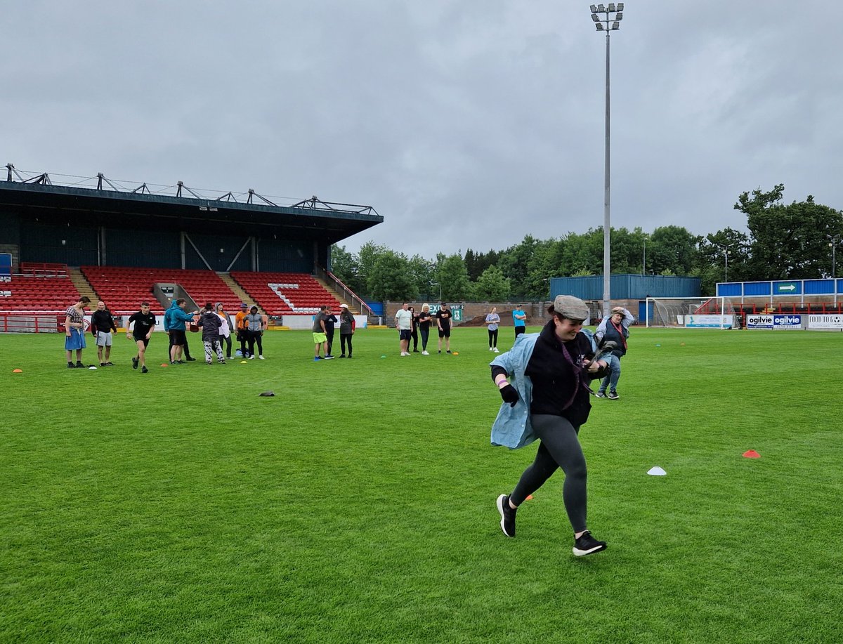 activestirling1's tweet photo. Time for the last track event - The fancy dress relay
Lot of clothes, rain and laughter
#ActiveStirling #FVRCOlympics #MakingRecoveryVisible #ReducingTheStigma #RecoveryIsPossible
@StirlingCouncil
@thepeakstirling
@FVrcvrycmmnty
@scotgov
@NHSForthValley
@RecoveryScot https://t.co/ligydfuSd5
