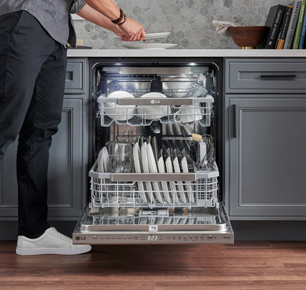 LG_GA_Boston's tweet photo. Paper and plastic in this household? 🙅 🙅 The perfect dishwasher can handle all the plate pile ups and saucy residue. #LGUS #LGFam @LGUS @LGGabyRivera1 https://t.co/kCanfPjuyC