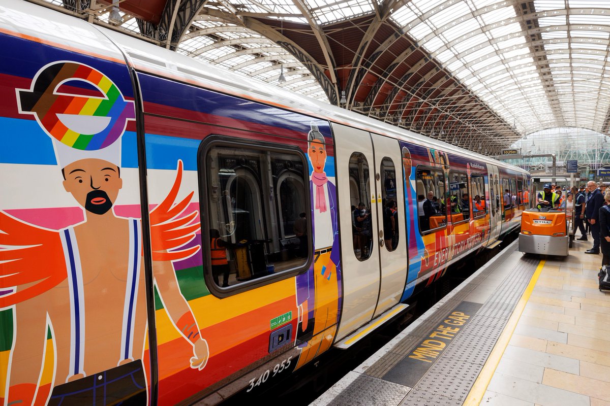 Deputy Mayor for Transport @sebdance has helped to unveil @TfL’s first ever Pride-wrapped Elizabeth Line train ahead of #PrideInLondon this weekend #EveryStoryMatters

tfl.gov.uk/info-for/media…