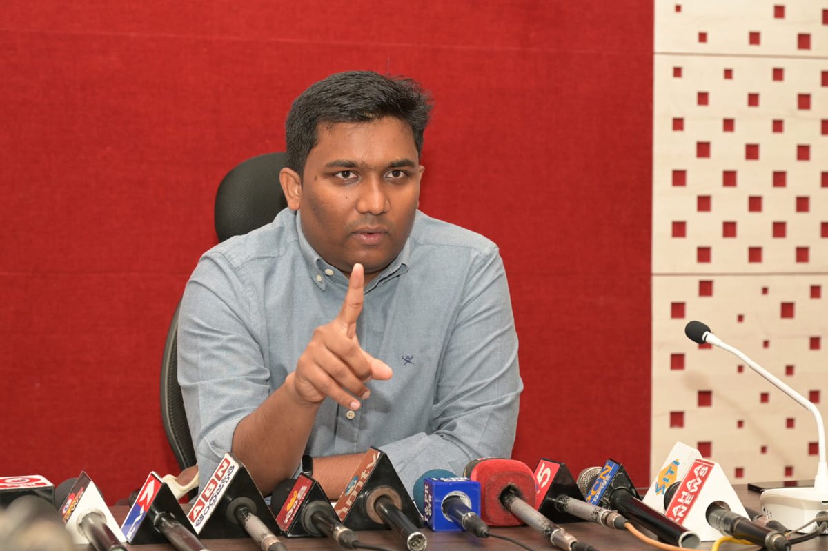 CollectorC72819's tweet photo. చిత్తూరు, జూన్, 30
జిల్లా సచివాలయంలోని సమావేశం మందిరం నందు మామిడి ధరలపై ప్రెస్ మీట్ నిర్వహించిన జిల్లా కలెక్టర్ సగిలి షన్మోహన్. https://t.co/1zTUAsqeGG