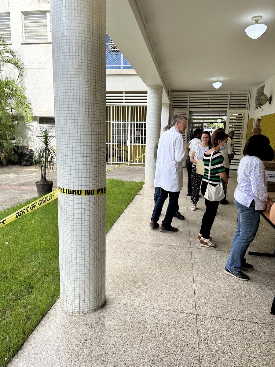 Lista con mi voto! El problema que queríamos tener (o al menos yo que estoy harta de elegir entre el menos malo) dos grandes CV para elegir. Me convenció el profe @VictorRago_UCV por su excelente visión social. En la facultad de medicina todo fluyendo !!!