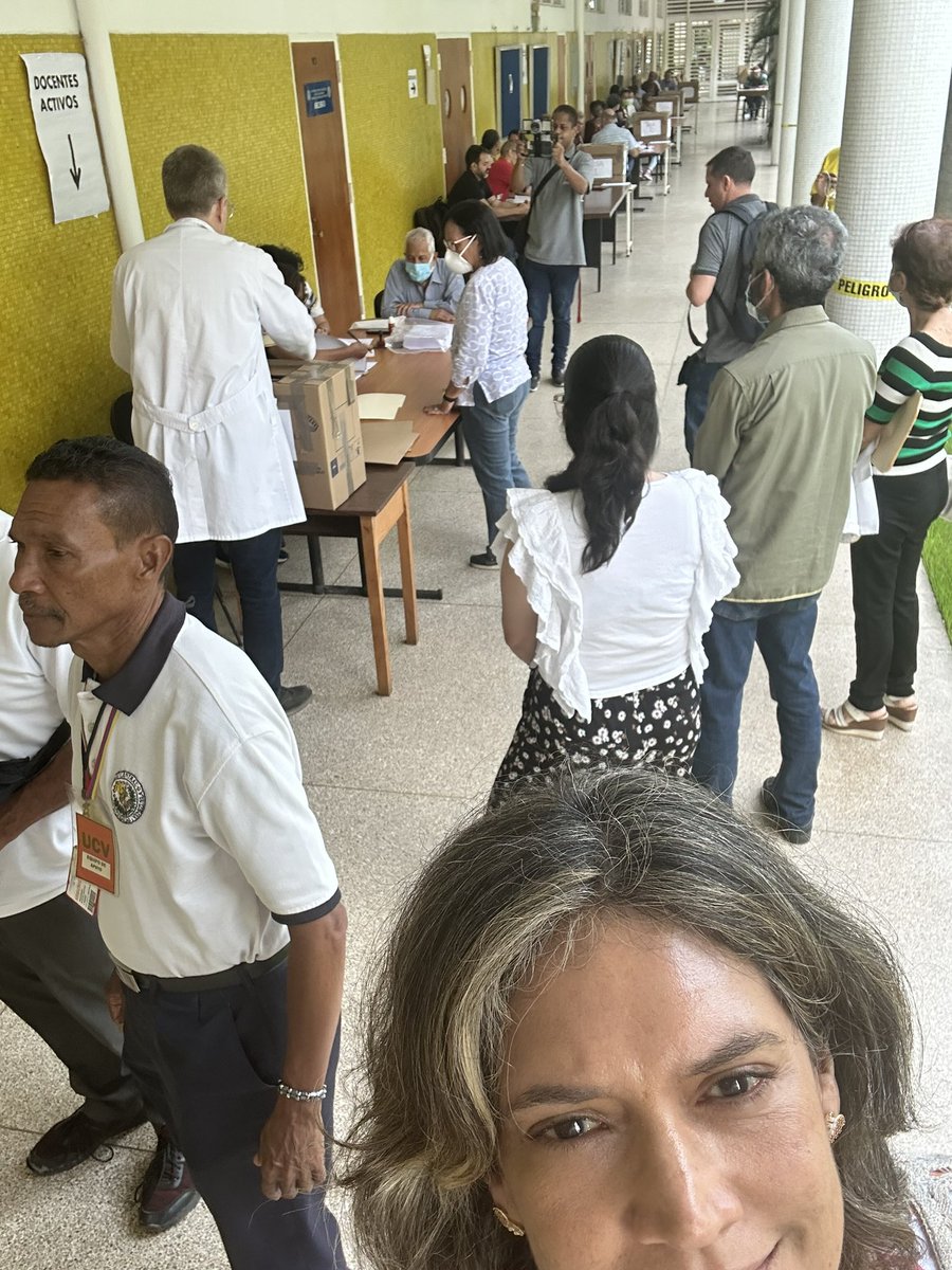MHerreradeF's tweet photo. Lista con mi voto! El problema que queríamos tener (o al menos yo que estoy harta de elegir entre el menos malo) dos grandes CV para elegir. Me convenció el profe @VictorRago_UCV por su excelente visión social. En la facultad de medicina todo fluyendo !!! https://t.co/2PD6icBtnZ
