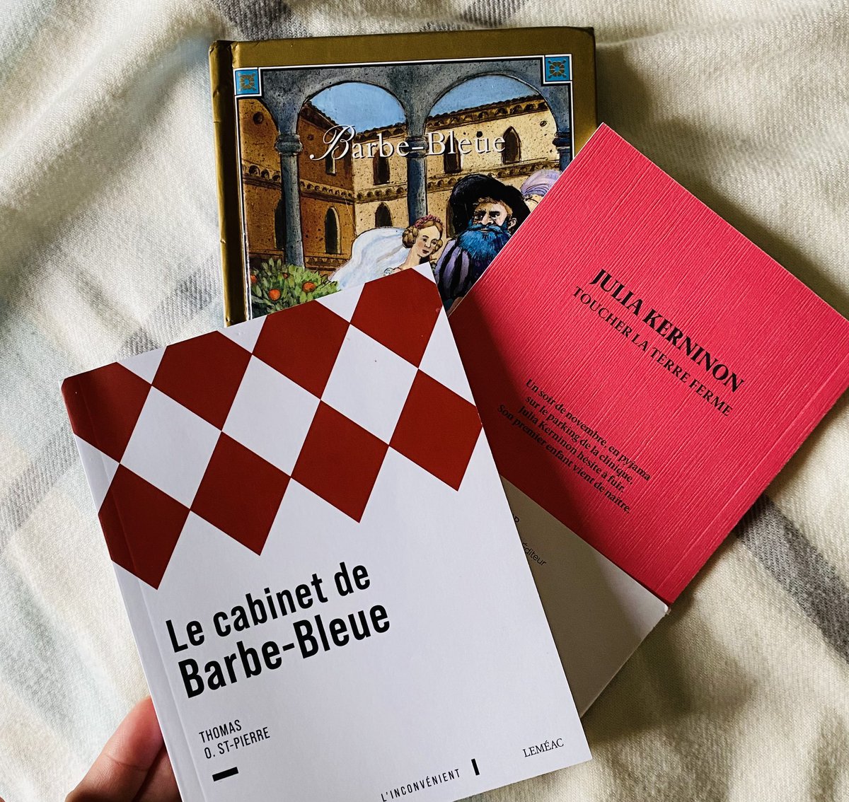Aujourd’hui, je relirai Barbe-Bleue parce que je viens de finir l’essai Le cabinet de Barbe-Bleue de <a href="/ThomasOSP/">Thomas O. St-Pierre</a>, <a href="/Lemeac_editeur/">Leméac</a>. Je recommande cet essai, en combo avec Toucher la terre ferme de <a href="/JuliaKerninon/">Julia Kerninon</a>, <a href="/AnnikaParance/">Annika Parance</a>. #VendrediLecture <a href="/VendrediLecture/">VendrediLecture</a>