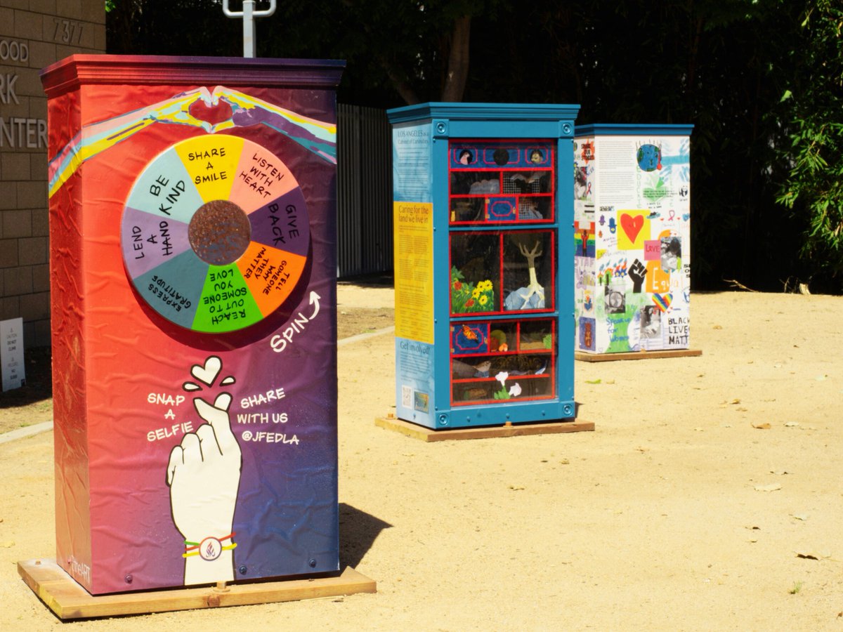 JArtsBoston's tweet photo. Can you believe these incredible larger-than-life Tzedakah boxes?! 🤩 We're inspired by how artists in LA embraced the concept of #BetheChange and made it their own. Visit https://t.co/8Uzd944Dpw to learn more about Be the Change in LA. @Skirball_LA https://t.co/8mcJBkK35O