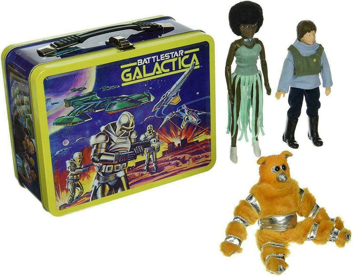 hobbyDB's tweet image. We love a good lunchbox, whether it's carrying a great collectible or our lunch.

Check out the Battlestar Galactica 35th Anniversary Tin Tote Gift Set!

See it - rb.gy/7sn95

#battlestargalactica #lunchbox #lunchboxes #entertainmentearth