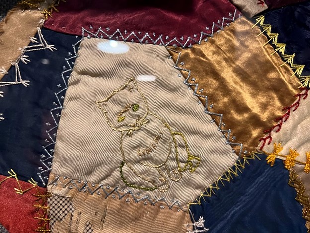 It’s #FabricFriday! Quilt making is a long, complicated process that involves a lot of patience, creativity, and careful sewing. So we should stop to take a moment and appreciate the little details left in. Cat-loving is something that never gets old. 😊