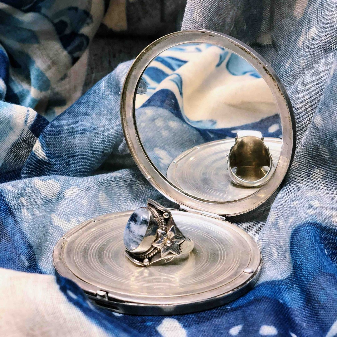 Moonstone Cabochon Sterling Ring 💍Size 7!

#cabochon #moonstone #sterling #vintagejewelry #moonstonering #cabochonring #sterlingring #uniquejewelry #localfinds #ventura #venturacounty