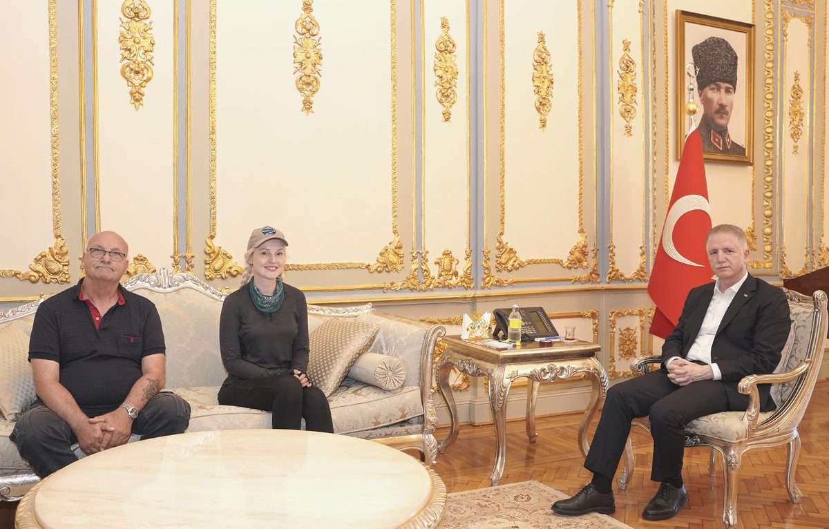 Sosyal medya fenomeni ve gezgin Franziska Niehus, İstanbul Valisi <a href="/gul_davut/">Davut GÜL</a>'ü ziyaret etti.

Vali Gül, Niehus ile bir süre sohbet ederek Avusturya'dan İstanbul'a kadar yürüyerek, elde ettiği gelirin tamamını depremzedelere bağışlaması dolayısıyla teşekkürlerini iletti.