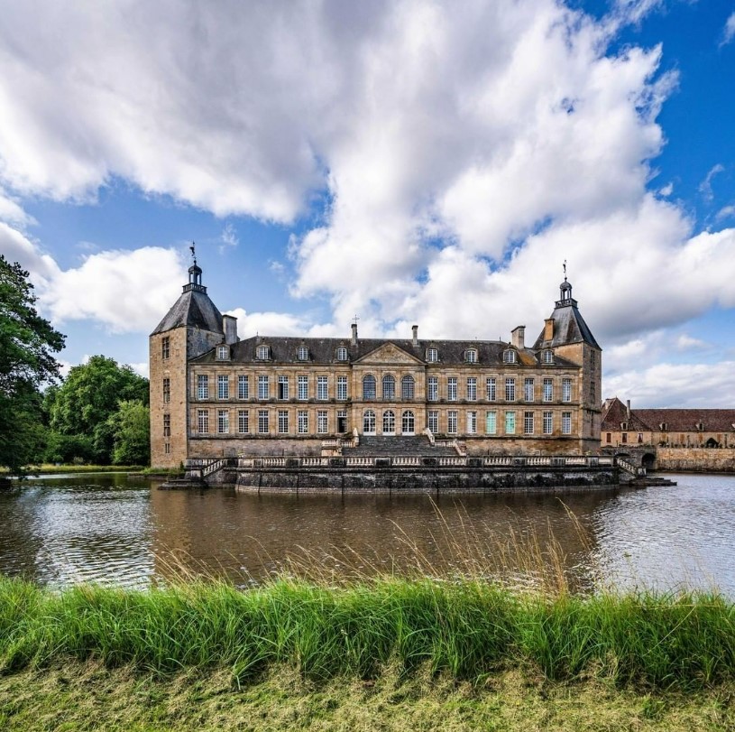 ChateauSully71's tweet photo. 🔵 𝐄𝐕𝐄𝐍𝐄𝐌𝐄𝐍𝐓𝐒 🏰| Pendant les vacances d’été, retrouvez nous au château de Sully !

🔹Visites guidées des intérieurs du château
🔹Le Sully des Petits Curieux
🔹VS Sully joue sa comédie
🔹Fabuleux Sully
🔹Fête du foyer rural 
🔹Visite guidée (option spectacle disponible) https://t.co/nE9Sh7BslU