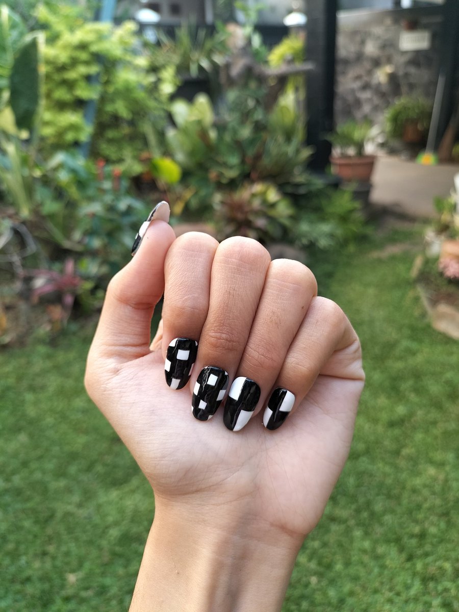 Lowkeynail's tweet photo. ada yang mau kembaran sama lisa ga fake nailsnya? lumayan walaupun muka ga mirip seengganya kuku mirip https://t.co/0sYjcML9hm