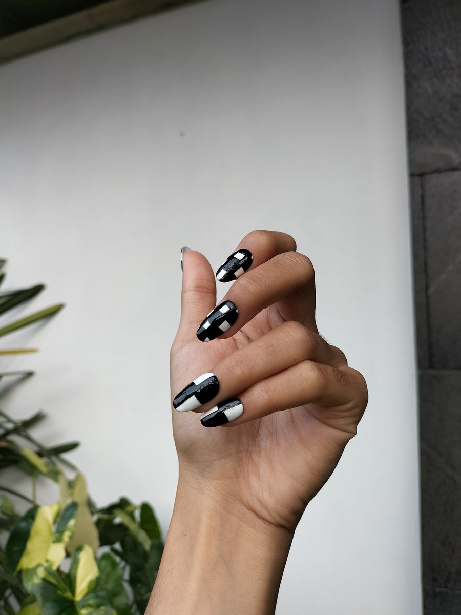 Lowkeynail's tweet photo. ada yang mau kembaran sama lisa ga fake nailsnya? lumayan walaupun muka ga mirip seengganya kuku mirip https://t.co/0sYjcML9hm