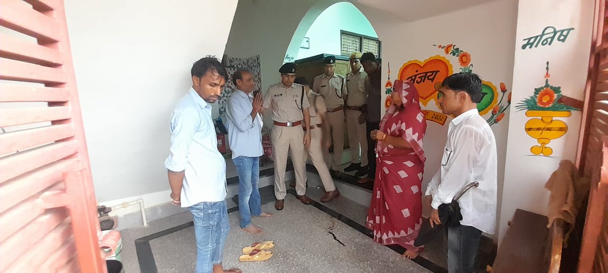 IndiraMeena_'s tweet photo. कल विधानसभा क्षेत्र बामनवास के बरनाला में पूजा हत्याकांड को लेकर ग्रामवासियों द्वारा न्याय की मांग को लेकर आयोजित धरनास्थल पर अधिकारियों के साथ पहुंचकर परिजनों की मांगों का निस्तारण किया और बॉडी का पोस्टमार्टम करवाकर परिजनों को सुपुर्द किया।

इस मौके पर पुलिस अधीक्षक श्री हर्षवर्धन अग्रवाला जी, एडीएम, सीएमएचओ के अधिकारी साथ में उपस्थित रहे।

#बामनवास #बरनाला