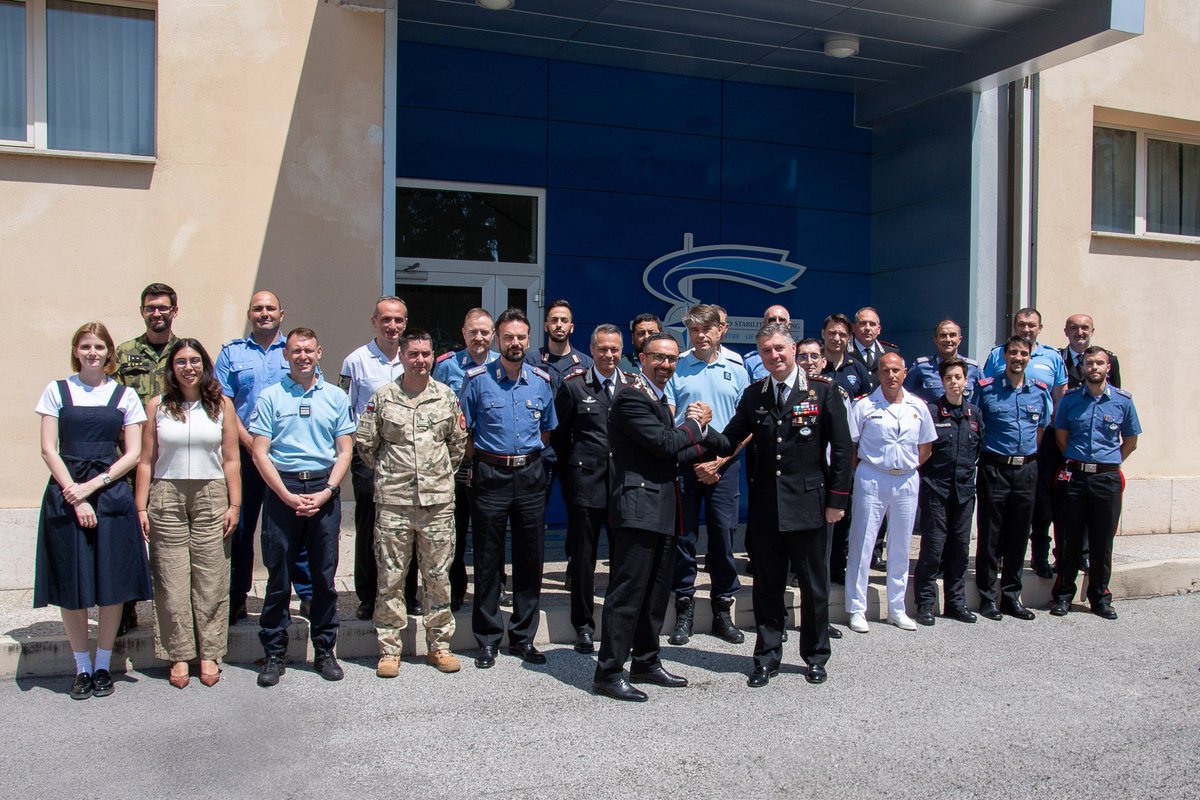 🆕🇮🇹 Cambio al vertice del <a href="/NSPCOE/">NATO STABILITY POLICING CENTRE OF EXCELLENCE</a>

Pochi giorni fa l’avvicendamento tra il Col. @CoESPU_Director e il Col.<a href="/BramatiLuigi/">luigi bramati</a> alla guida del Centro d’Eccellenza #NATO per lo #StabilityPolicing situato a #Vicenza

Il Col. De Magistris ha assunto il comando del @CoESPU_News