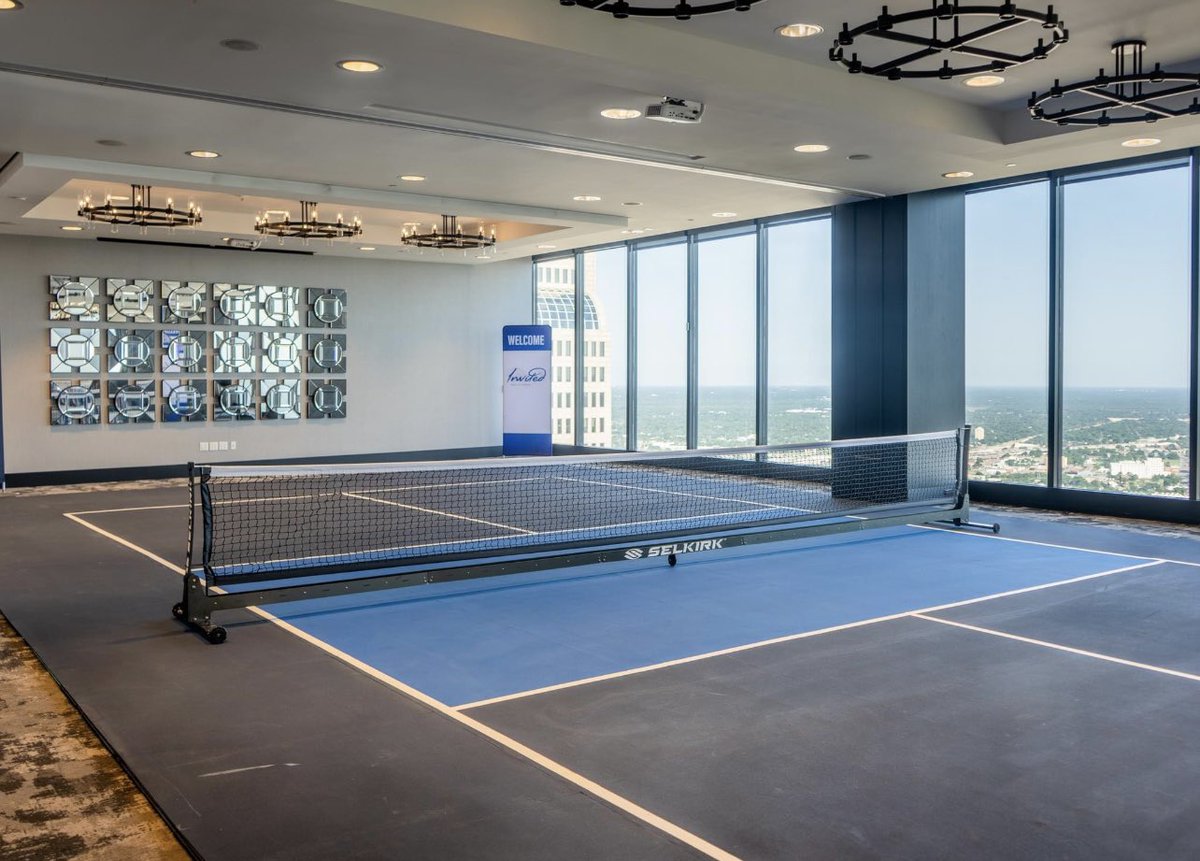 DallasTexasTV's tweet photo. The World's highest pickleball court now overlooks Dallas, 48 floors above the city at Tower Club https://t.co/cWGtVJCCeh