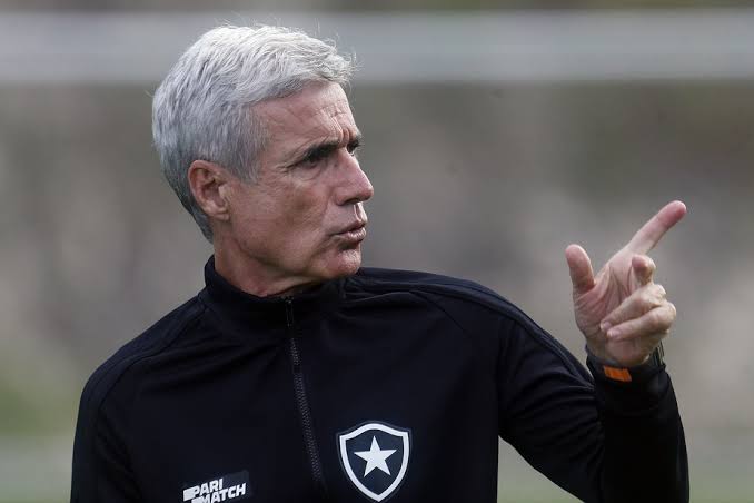 mooshpt's tweet photo. Botafogo em 1º / Ronaldo precisa de um treinador

#NaMoosh https://t.co/34Ie48DVi1