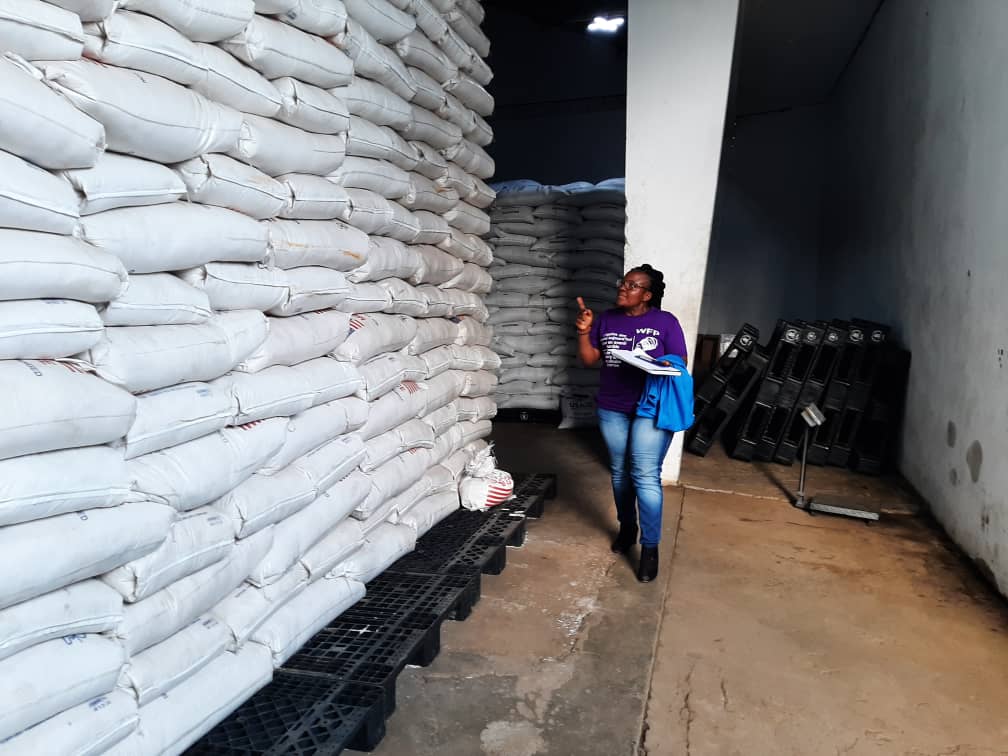 WFP_Cameroon's tweet photo. Cameroon🇨🇲

Successful completion of the June physical inventory at the warehouse in #Mutengene. 

9️⃣7️⃣4️⃣,6️⃣9️⃣2️⃣ metric tons of food commodities counted and destined for dispatch in Meme &amp; Manyu to support vulnerable communities &amp; improve their #foodsecurity.

#SavingLives https://t.co/u63lfDgk8P