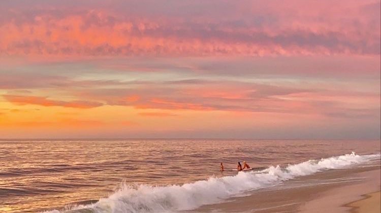 fairyprxncess's tweet photo. let’s watch the sunset by the beach https://t.co/LFvV5pJz2j
