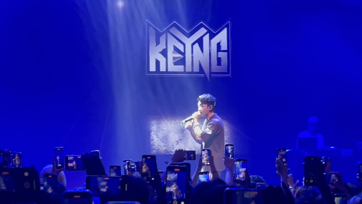 舞台上的他们真的很耀眼！！活死人永远的神！！