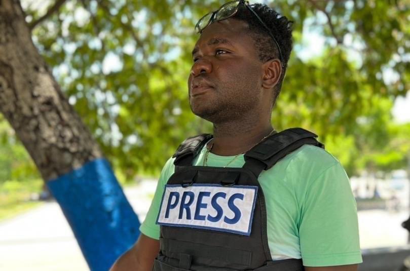 josephlunieOFF's tweet photo. Interpellé pour faux et usage de faux le 26 Juin dernier, le coordonnateur général du Collectif des Médias en Ligne, #CEMEL, Raynald Petit-Frère alias Kenny a recouvré sa liberté le 29 Juin 2023. Son dossier a été transféré au Cabinet d’Instruction, a indiqué nos sources. #Lunie https://t.co/VrUNIx3bRq