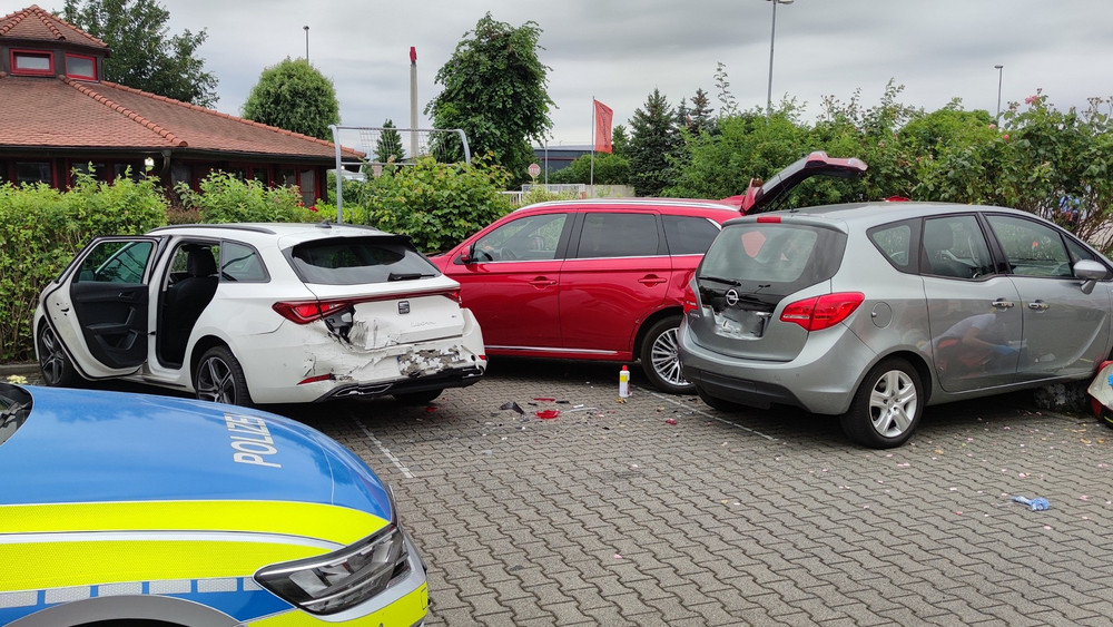 FFHRegional's tweet photo. Parkplatz-Unfall in #Riedstadt-#Wolfskehlen: Gas und Bremse verwechselt? https://t.co/l9IrfQQmz3 https://t.co/uo9NsZSSeS