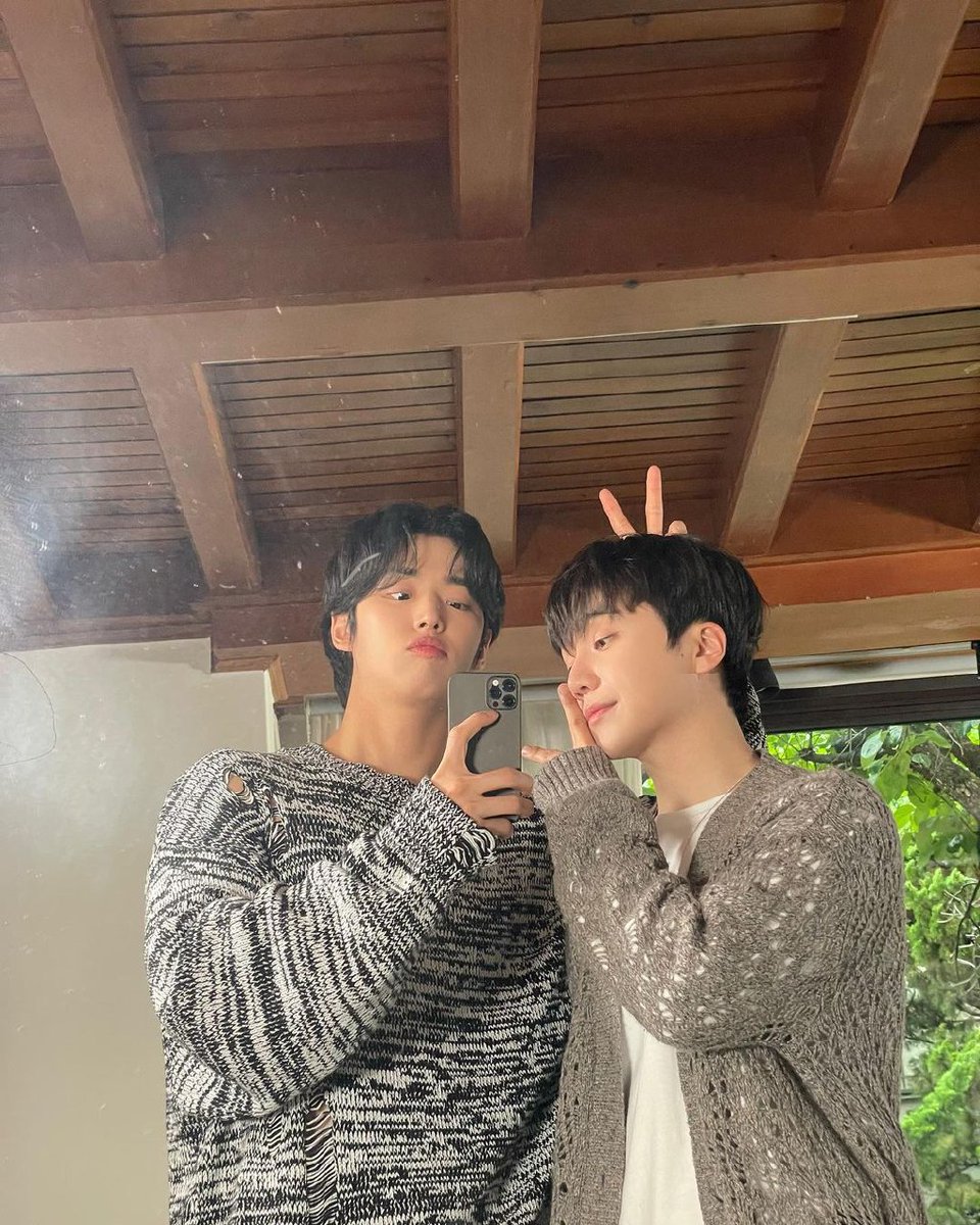 todayHONGSEOK's tweet photo. 230630 오늘의 홍석 | today's HONGSEOK
#PENTAGON Official Instagram Update

[#HONGSEOK] MagaJinHongseok ✌️✌️

🔗 https://t.co/5PPqjS0ODP

@CUBE_PTG #펜타곤 #홍석 https://t.co/2HlWuSxSMx