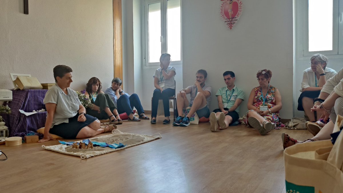 EVHijasCaridadE's tweet photo. Continúa #JEV2023 en #Massanassa con los talleres #TESELA #EducaciónVicenciana #SaberMásParaServirMejor #ColegiosHHCC https://t.co/tiG4eAxoOK