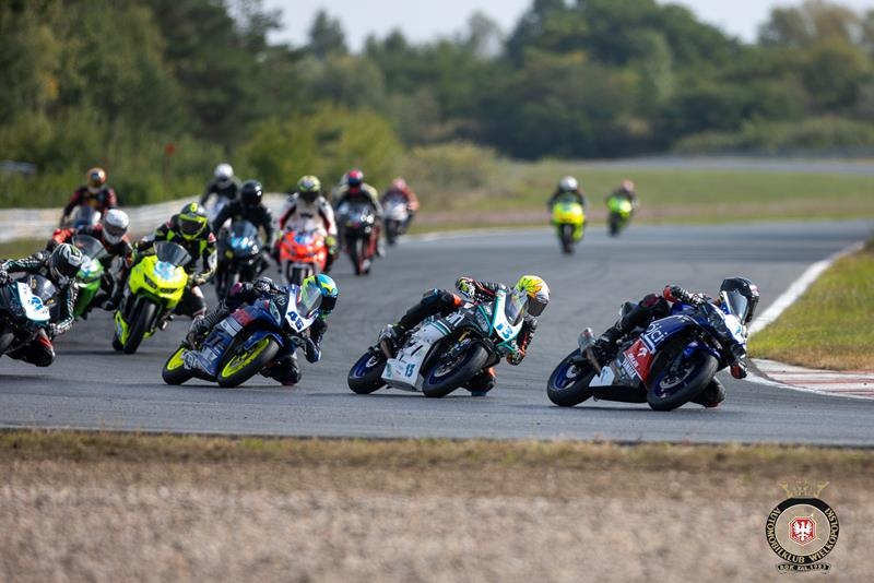 OfficialPZM's tweet image. Motosport PZM: #WMMP – kolejne wyścigowe emocje na Torze Poznań

Więcej: motosport.pzm.pl/2023/06/29/wmm…

#pzm #motosportpzm #pucharpolskiwyscigowychmistrzostwpolski #motocykle #torpoznan