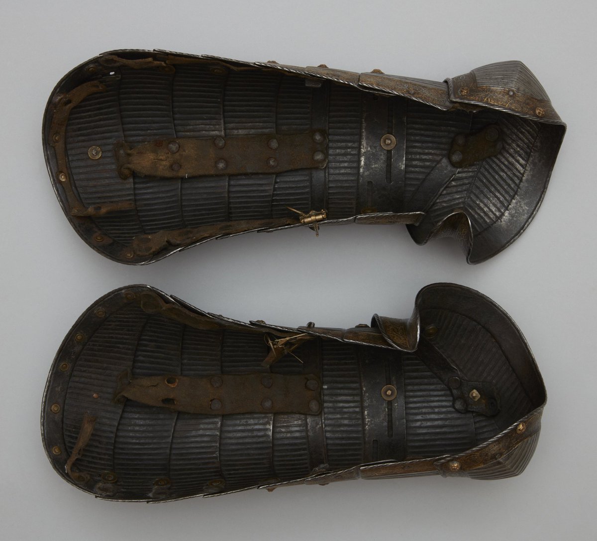 TheArmour's tweet photo. A pair of finely fluted #Spaulders with integrated #Couters made for Holy Roman Emperor Maximilian II, attributed to Desiderius Helmschmid, #Augsburg, #Germany, ca. 1557,  housed at the #MuzeumNarodowe

#armor #hre #holyromanempire #Renaissance #art #history https://t.co/1UMWVnM2Ho