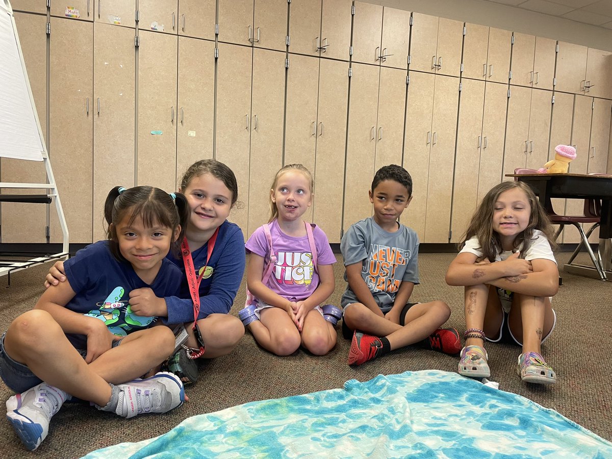 MsVanceTeach's tweet photo. We are ending summer school with a few visitors, a movie, treats, and beautiful flowers from a very special 1st grader! https://t.co/1pywaK1Lhl