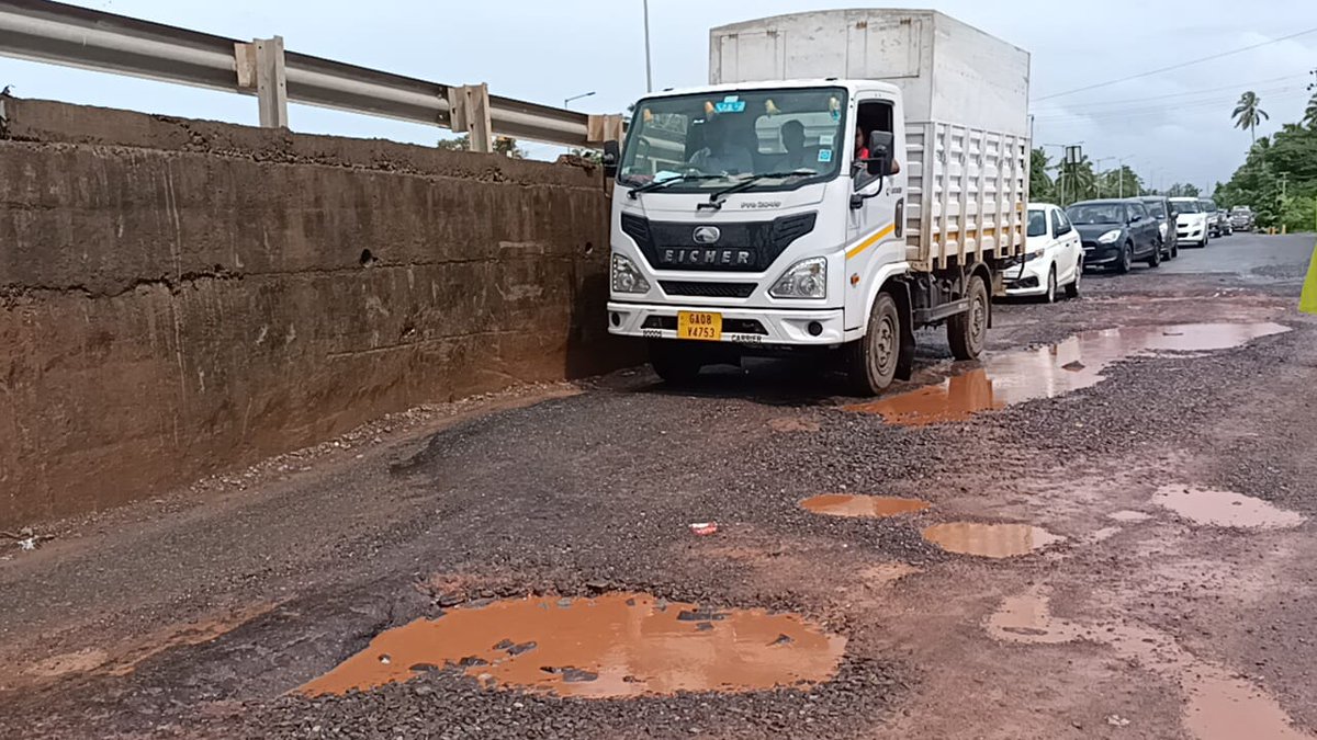 AmarnathAldona's tweet photo. Mr Minister @nileshcabral you failed as @GoaElectricity Minister &amp; Now again you failed as PWD Minister. We demand your resignation as you have proved to be most insensitive,incapable &amp; irresponsible @BJP4Goa Minister. How many times Mapusa-Guirim service road will get damaged ? https://t.co/cv3cnvG7Et