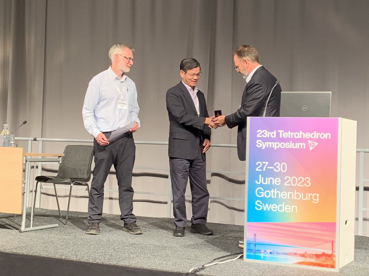 Many congratulations to Chi-Huey Wong @scrippsresearch, winner of the 2022 Tetrahedron Prize for Creativity in #OrganicSynthesis. Fantastic lecture on the chemistry and biology of glycosylation @TetrahedronSymp 2023. @TetrahedronChem @thestoltzgroup