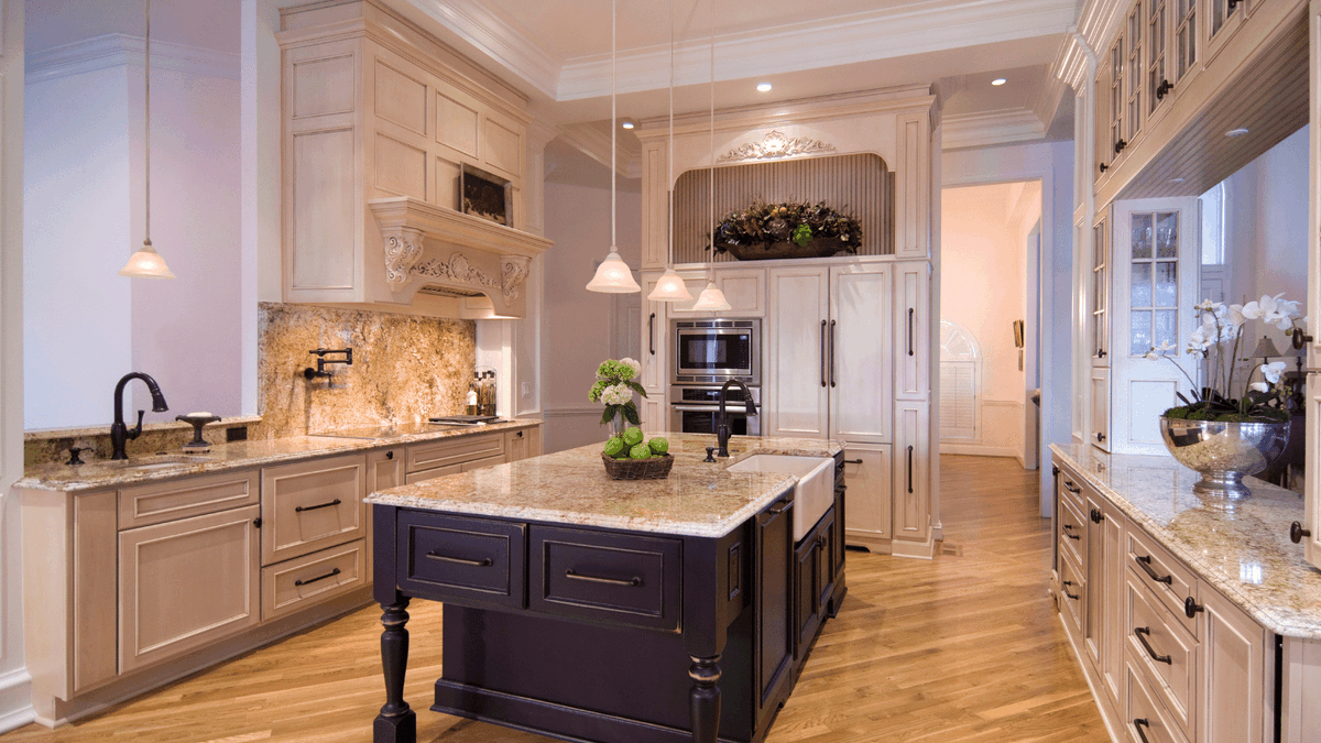 KettlerDesign's tweet image. The atmosphere in this gorgeous kitchen will transport you. Can you smell the basil and garlic? 📸 by J. Stephen Young ☙ Touchstone Fine Cabinetry ☙ granite countertops by AGM Imports #loveyourkitchen #karenkettlerdesign
