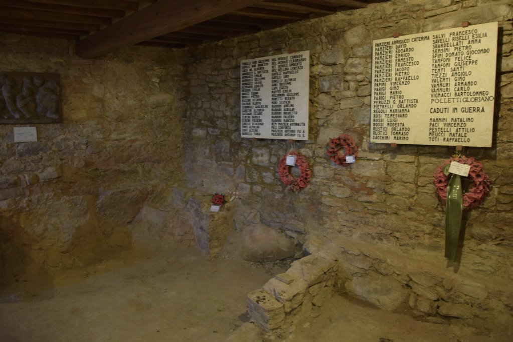 ANPIRomaPosti's tweet photo. Il #9luglio 1944, presso #CampoDeiMasi (#Bucine #AR), tre donne che si erano accampate con altre persone in un rifugio vennero uccise dai tedeschi. Il luogo del sotterramento dei corpi delle tre vittime venne ritrovato soltanto dopo una decina di giorni dalla loro scomparsa. https://t.co/SwF0GP5kqb
